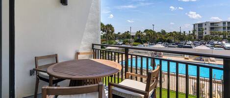 コンドミニアム ベッド (複数台) パティオ プールビュー (Emerald Hill 22) | 屋外ダイニングエリア