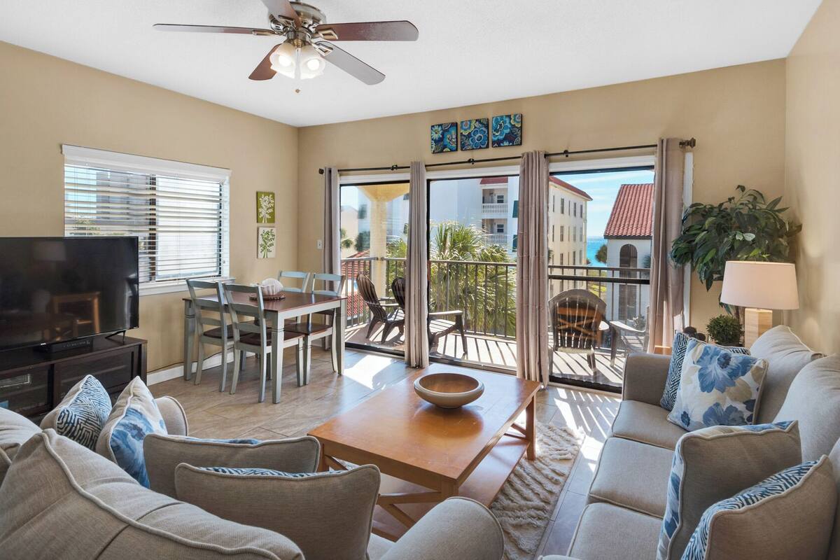 Apartment, Mehrere Betten, Terrasse, eingeschränkter Meerblick (Palms D7) | Wohnbereich | 42-Zoll-Flachbildfernseher mit Digitalempfang