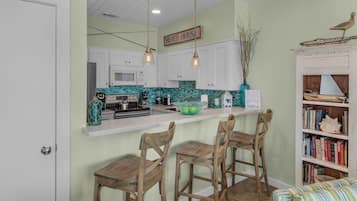 Apartment, Mehrere Betten, Terrasse, Meerblick (Palms C5) | Eigene Küche | Kühlschrank, Mikrowelle, Ofen, Herdplatte