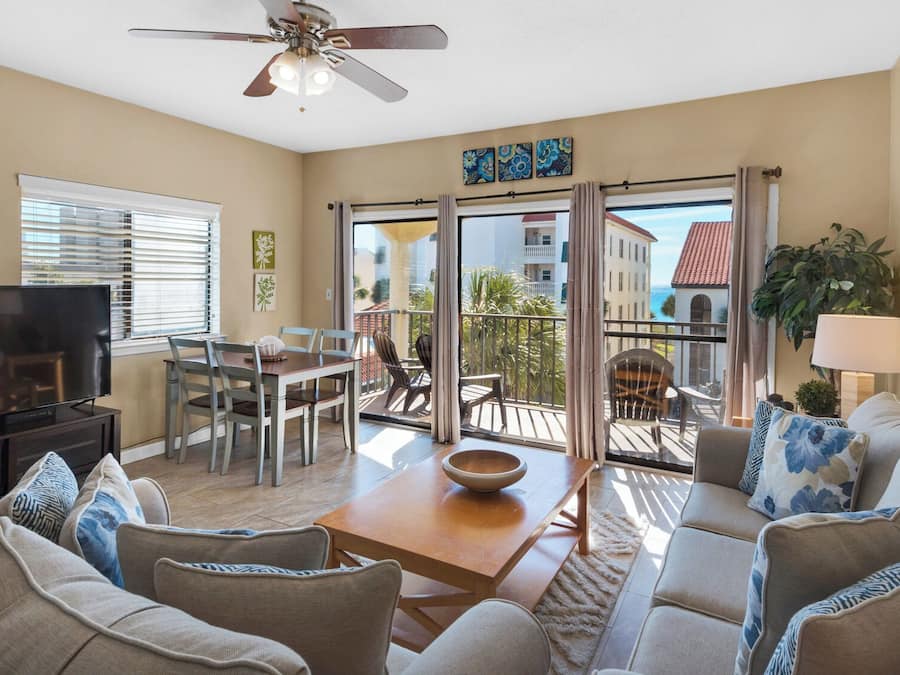 Leilighet, flere senger, terrasse, delvis havutsikt (Palms D7) | Oppholdsområde | En 42-tommers Flatskjerm-TV med digitale kanaler