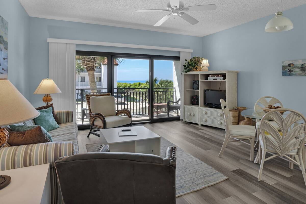 Condo, Multiple Beds, Balcony, Partial Ocean View (Palms B5) | Living area