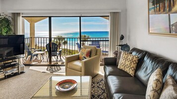 Διαμέρισμα (Condo), Περισσότερα από 1 Κρεβάτια, Μπαλκόνι, Θέα στη Θάλασσα (Palms C11) | Περιοχή καθιστικού | Τηλεόραση με επίπεδη οθόνη 42 ιντσών με ψηφιακά κανάλια