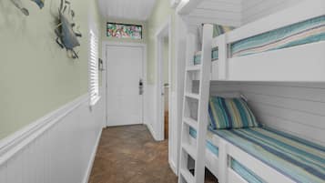 Apartment, Mehrere Betten, Terrasse, Meerblick (Palms C5) | 1 Schlafzimmer, individuell dekoriert, individuell eingerichtet