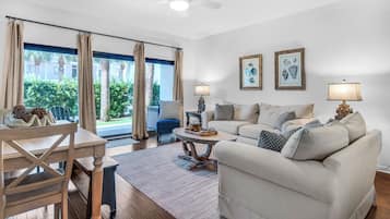 Condo, várias camas, cozinha, vista para o jardim (Palms D2) | Área de estar | TV de tela plana 42 polegadas com canais digitais