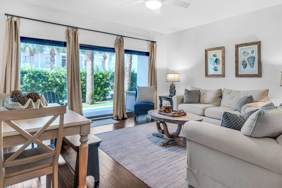 Condo, varias camas, cocina, vista al jardín (Palms D2) | Área de sala de estar | Televisión de pantalla plana de 42 pulgadas con canales digitales