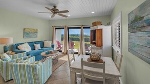 公寓式客房, 多张床, 露台, 海洋景观 (Palms C5) | 起居区 | 42-英寸纯平电视（配备数码频道）