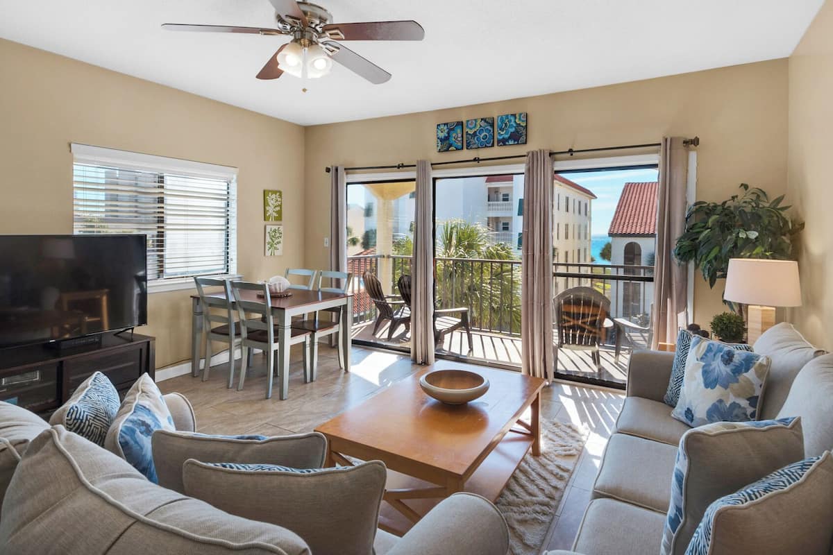 Condo, varias camas, patio, vista parcial al océano (Palms D7) | Área de sala de estar | Televisión de pantalla plana de 42 pulgadas con canales digitales