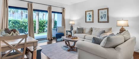 Condo, varias camas, cocina, vista al jardín (Palms D2) | Área de sala de estar | Televisión de pantalla plana de 42 pulgadas con canales digitales