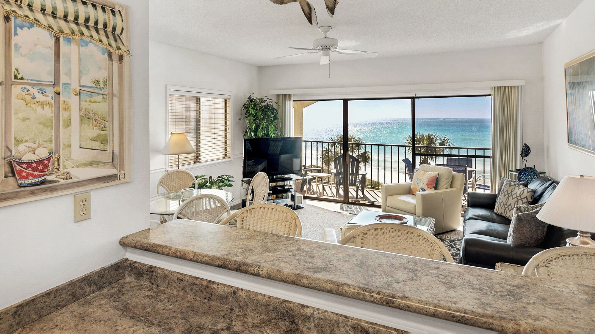 Condo, nhiều giường, ban công, quang cảnh biển (Palms C11) | Khu phòng khách | TV màn hình phẳng 42-inch có truyền hình kỹ thuật số 