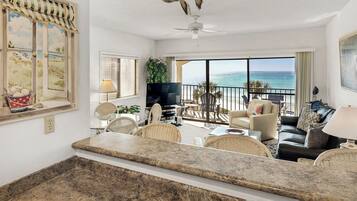 Bloc d'apartaments, diversos llits, balcó, vistes a l'oceà (Palms C11) | Sala d'estar | Televisor de pantalla plana de 42 polzades amb canals digitals