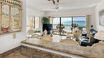 Διαμέρισμα (Condo), Περισσότερα από 1 Κρεβάτια, Μπαλκόνι, Θέα στη Θάλασσα (Palms C11) | Περιοχή καθιστικού | Τηλεόραση με επίπεδη οθόνη 42 ιντσών με ψηφιακά κανάλια