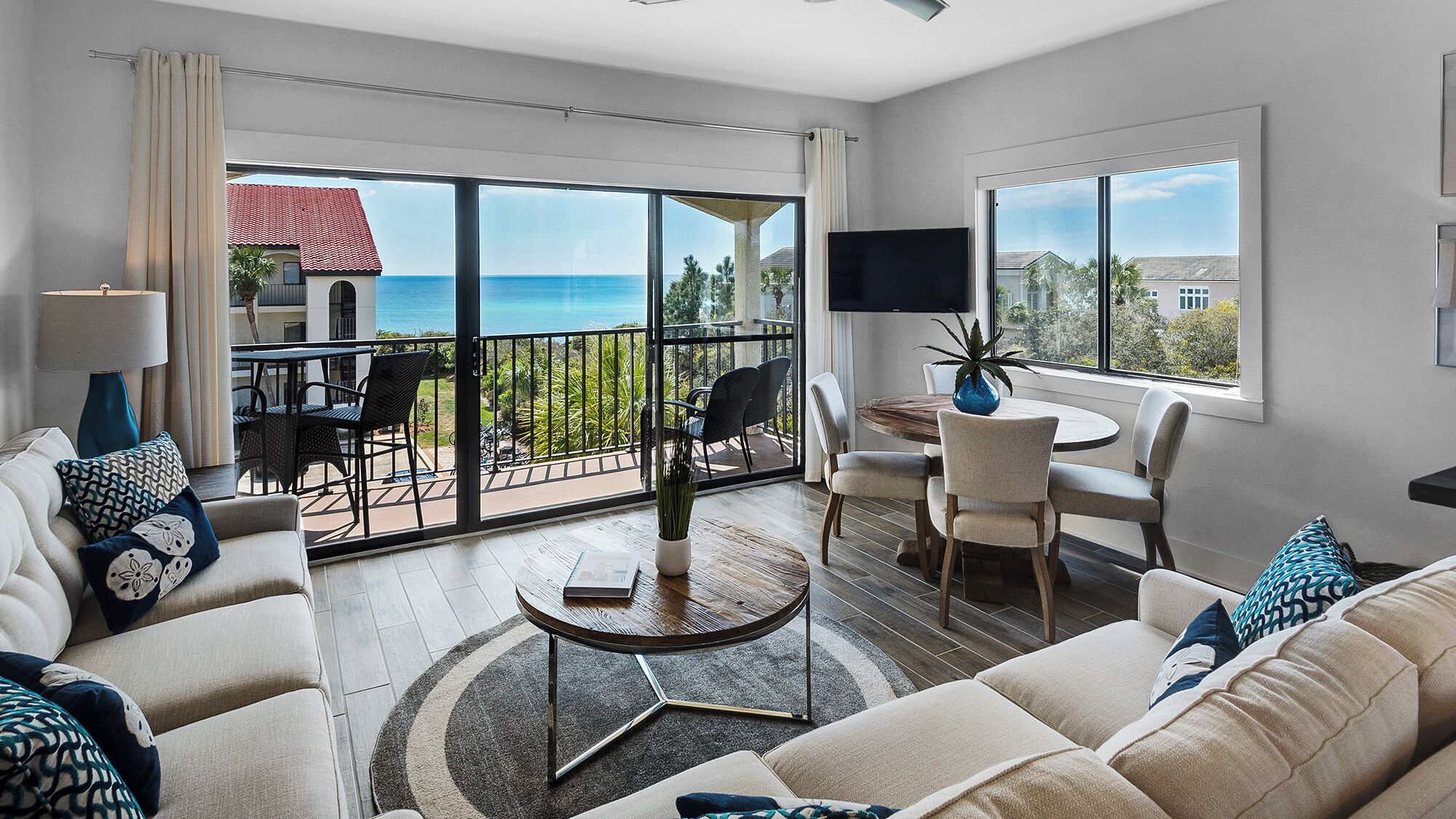 Apartamento, varias camas, balcón, vistas al mar (Palms B9) | Zona de estar | Televisión de pantalla plana de 42 pulgadas con canales digitales