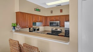 Appart'hôtel, plusieurs lits, patio, vue partielle sur l'océan (Palms D7) | Cuisine privée | Réfrigérateur, micro-ondes, four, plaque de cuisson