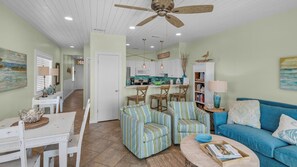 公寓式客房, 多张床, 露台, 海洋景观 (Palms C5) | 起居区 | 42-英寸纯平电视（配备数码频道）