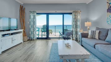 Condo, várias camas, sacada, vista para o oceano (Palms A12) | Área de estar | TV de tela plana 42 polegadas com canais digitais
