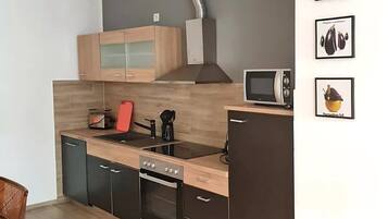 Køleskab, mikrobølgeovn, ovn, kogeplade