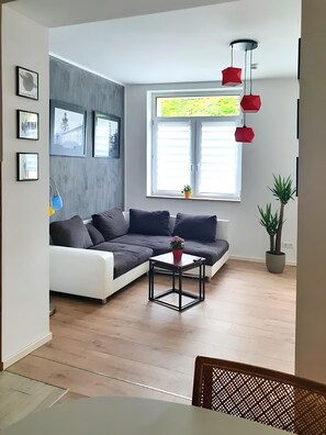 TV - Apartment 'Geräumige Moderne 3 Raumwohnung' with Shared Terrace and Wi-Fi (Dohna)