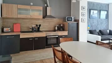 Refrigerador, microondas, horno, placa de cocina