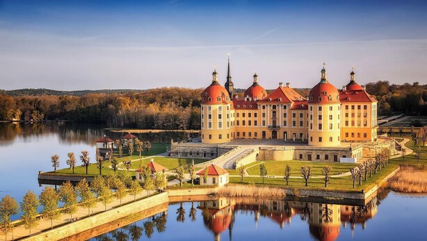 A large, historic building with multiple domed roofs, a central courtyard, and a lake in the foreground. - Apartment 'Geräumige Moderne 3 Raumwohnung' with Shared Terrace and Wi-Fi (Dohna)