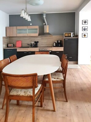 Jääkaappi, mikroaaltouuni, uuni, liesi