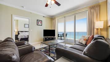 Appartamento, letti multipli, balcone, vista oceano (Ocean Villa 1103) | Area soggiorno | TV a schermo piatto 42 pollici con canali digitali