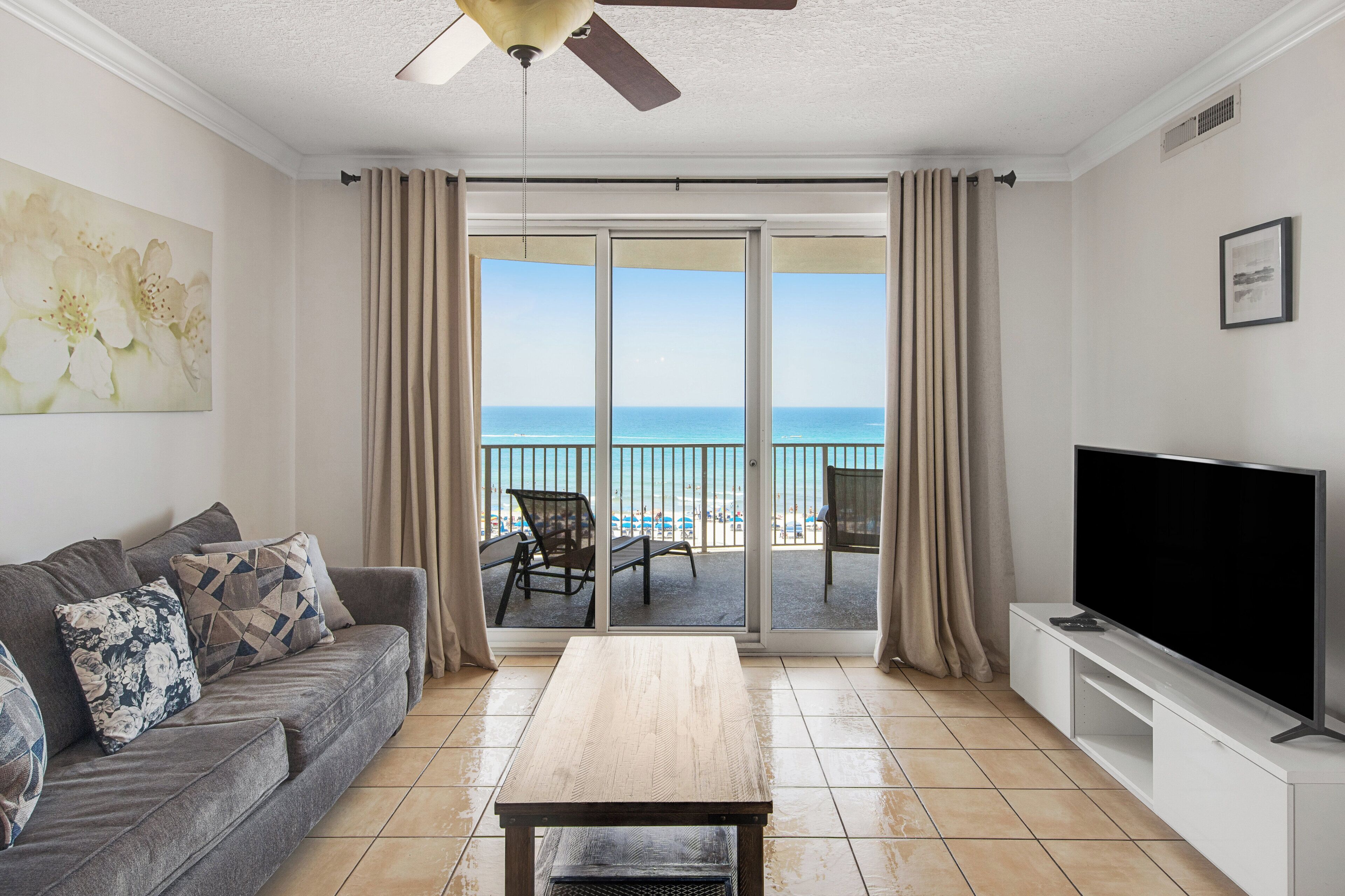 公寓式客房, 多张床, 阳台, 海洋景观 (Ocean Villa 502 - No Pets Allowed) | 起居区 | 42-英寸纯平电视（配备数码频道）