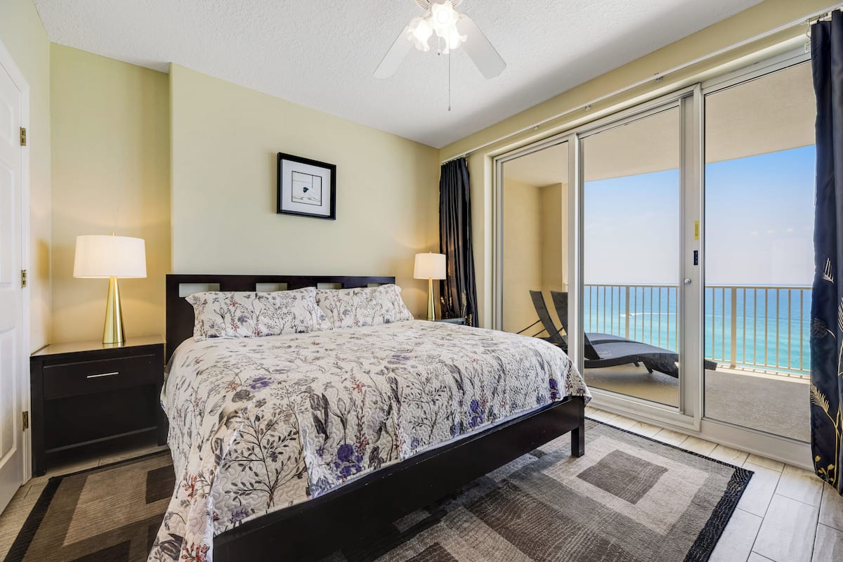 Condo, varias camas, balcón, vista al océano (Ocean Villa 1103) | 2 habitaciones, decoración personalizada y muebles diferentes