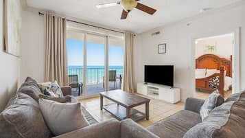 Condo, varias camas, balcón, vista al océano (Ocean Villa 502 - No Pets Allowed) | Área de sala de estar | Televisión de pantalla plana de 42 pulgadas con canales digitales