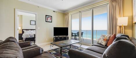 คอนโด, หลายเตียง, ระเบียง, วิวทะเล (Ocean Villa 1103) | บริเวณนั่งเล่น | ทีวีจอแบน 42 นิ้ว พร้อมช่องดิจิตอล