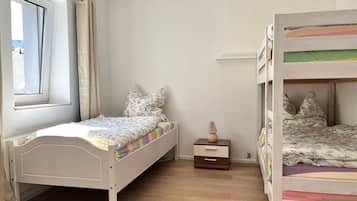 2 多间卧室、免费 WiFi、床单