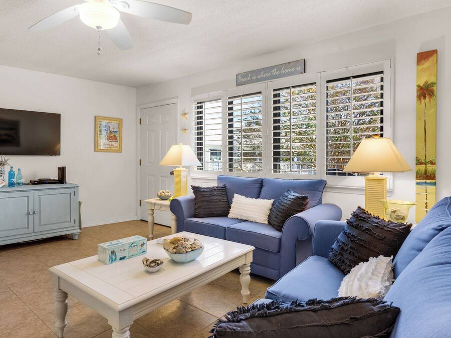 Studiosuite, 1 queensize-seng med sovesofa, terrasse, bassengutsikt (Hidden Beach 216) | Oppholdsområde | En 42-tommers Flatskjerm-TV med digitale kanaler