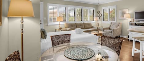 Suite monolocale, 1 letto queen, balcone, vista giardino (Hidden Beach 201 - No Pets Allowed) | Interni