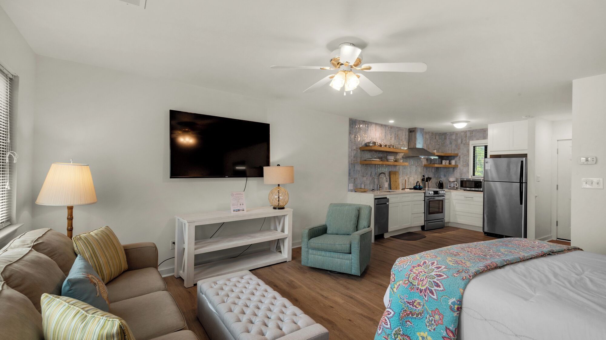 Studio Suite, 1 Tempat Tidur Queen dengan tempat tidur Sofa, balkon (Hidden Beach 219) | 1 kamar tidur dan didekorasi berbeda-beda