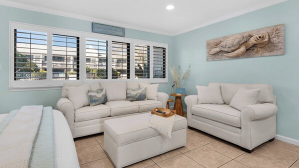 สตูดิโอ, เตียงควีนไซส์ 1 เตียง และโซฟาเบด, ลานระเบียง, วิวสวน (Hidden Beach 128 - No Pets Allowed) | บริเวณนั่งเล่น | ทีวีจอแบน 42 นิ้ว พร้อมช่องดิจิตอล