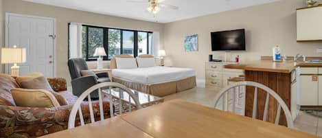 Suite estudio, balcón, vista al jardín (Hidden Beach 235) | 1 habitación, decoración personalizada y muebles diferentes