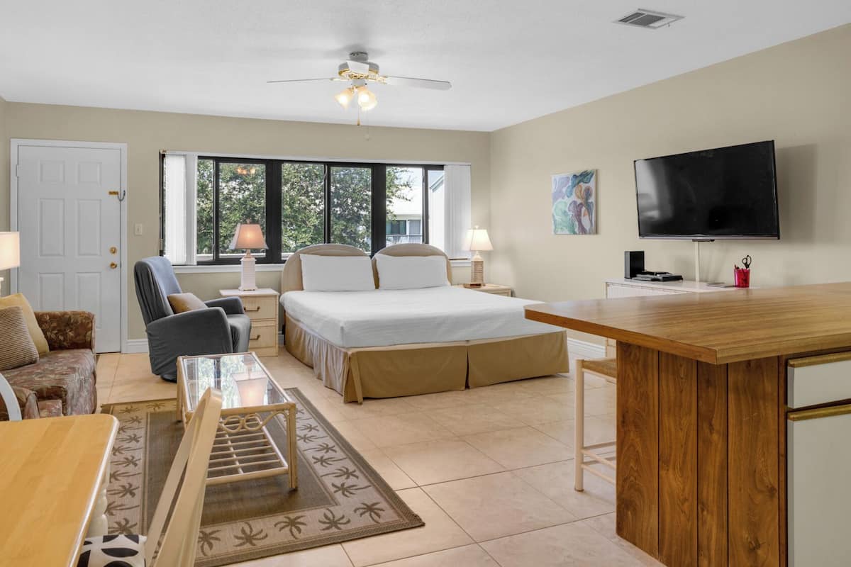 Studio Suite, Balcony, Garden View (Hidden Beach 235) | 1 bedroom, individually decorated, individually furnished
