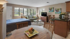 公寓客房, 1 張加大雙人床和 1 張沙發床, 廚房, 花園景觀 (Hidden Beach 101 - No Pets Allowed) | 起居區 | 42-吋平面電視，提供數位頻道