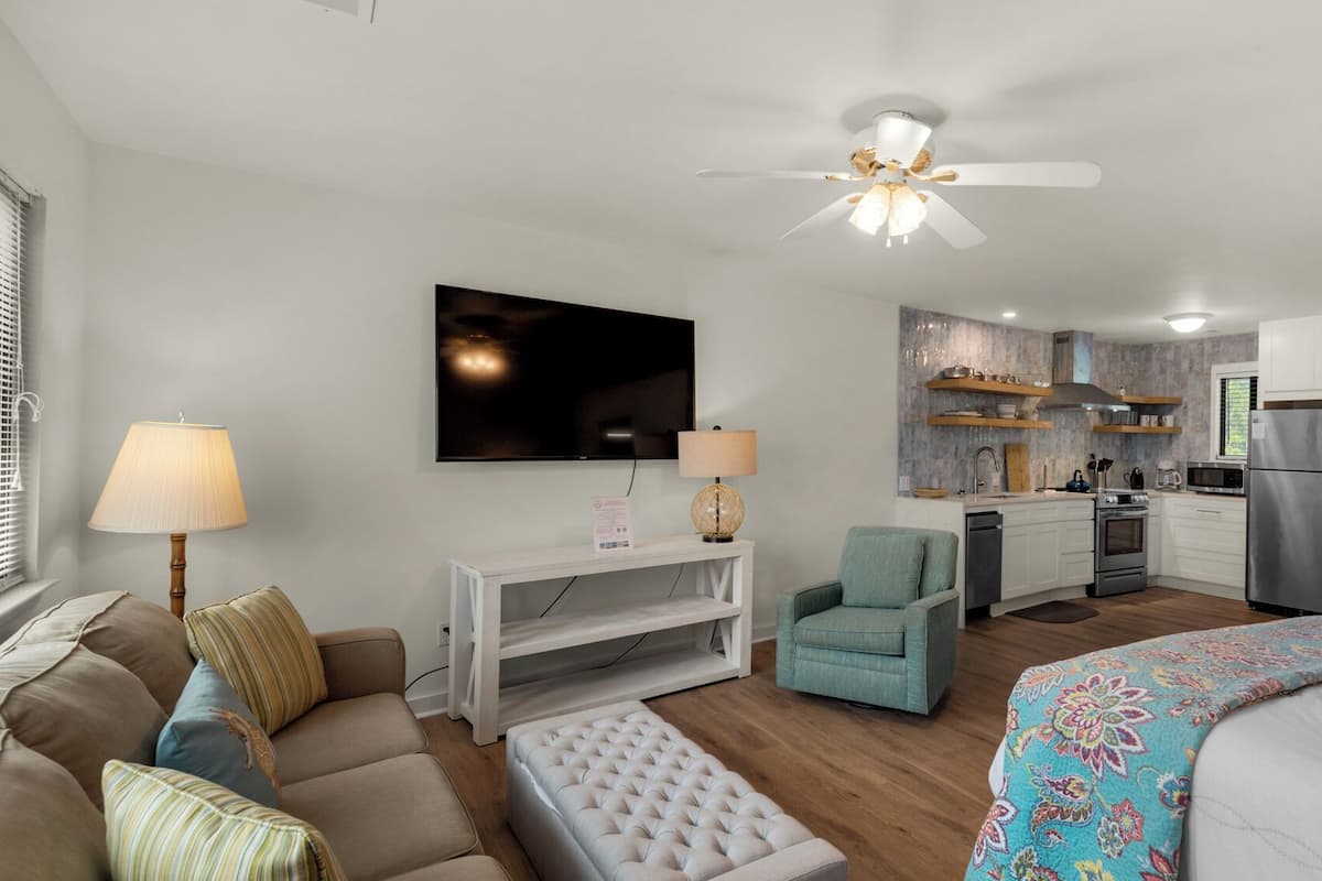 Studio Suite, 1 giường cỡ queen và sofa giường, ban công, quang cảnh vườn (Hidden Beach 219) | 1 phòng ngủ, bàn ủi/dụng cụ ủi quần áo, trang trí khác biệt