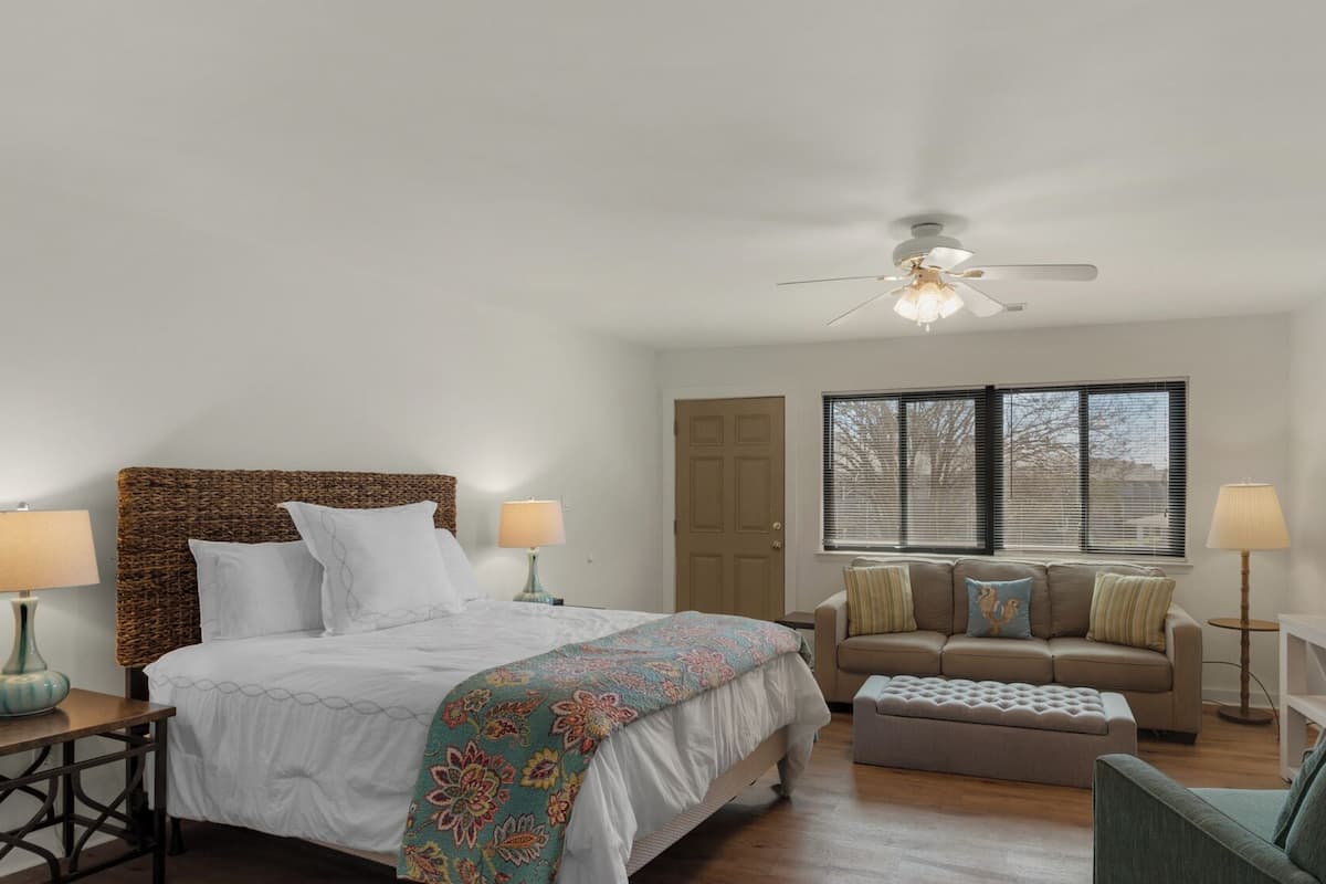Studio Suite, 1 giường cỡ queen và sofa giường, ban công, quang cảnh vườn (Hidden Beach 219) | 1 phòng ngủ, trang trí khác biệt