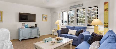 Studio Suite, 1 Queen Bed with Sofa bed, Patio, Pool View (Hidden Beach 216)