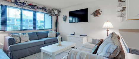 Suite Studio, plusieurs lits, patio, vue jardin (Hidden Beach 103) | Coin séjour