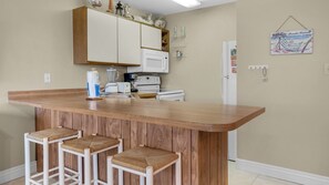 جناح إستديو - بشرفة - منظر للحديقة (Hidden Beach 235) | مطبخ خاص | ثلاجة، ميكروويف، فرن، موقد طهي مسطح