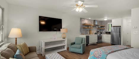 Studiosuite, 1 Queen-Bett und Schlafsofa, Balkon, Gartenblick (Hidden Beach 219)