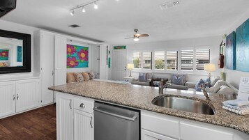 Στούντιο-Σουίτα, Περισσότερα από 1 Κρεβάτια, Μπαλκόνι, Θέα στην Πισίνα (Hidden Beach 228) | Ιδιωτική κουζίνα | Ψυγείο, φούρνος μικροκυμάτων, φούρνος, μαγειρικές εστίες