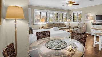 Suite Studio, 1 grand lit, balcon, vue jardin (Hidden Beach 201 - No Pets Allowed) | Intérieur