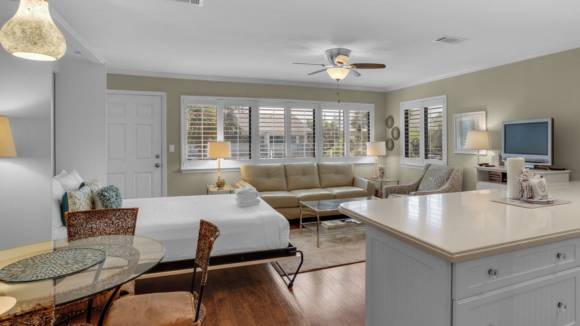 Suite estudio, 1 cama Queen size, balcón, vista al jardín (Hidden Beach 201 - No Pets Allowed) | 1 habitación, decoración personalizada y muebles diferentes 