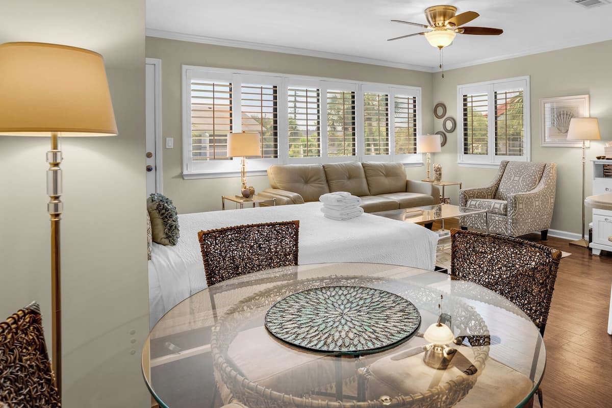 Studio Suite, 1 Queen Bed, Balcony, Garden View (Hidden Beach 201 - No Pets Allowed) | Interior