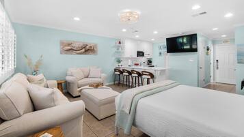 Monolocale, 1 letto queen con divano letto, patio (Hidden Beach 128 - No Pets Allowed) | 1 camera, ferro/asse da stiro, con stile personalizzato