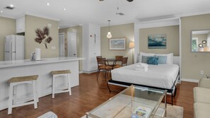 Studiosviitti, 1 keskisuuri parisänky, parveke (Hidden Beach 201 - No Pets Allowed) | 1 makuuhuone, yksilöllisesti sisustettu, yksilöllisesti kalustettu