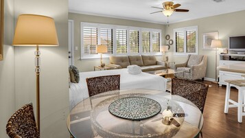 开间套房, 1 张大床, 阳台, 花园景观 (Hidden Beach 201 - No Pets Allowed) | 住宿内部